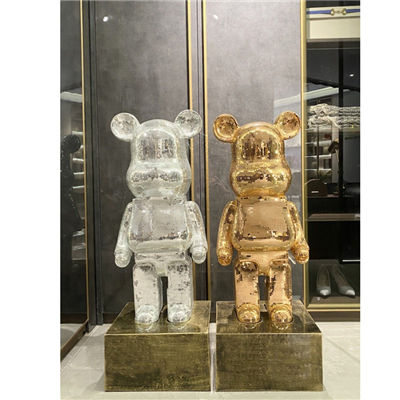 Gấu bụng phệ Bearbrick chụp ảnh.