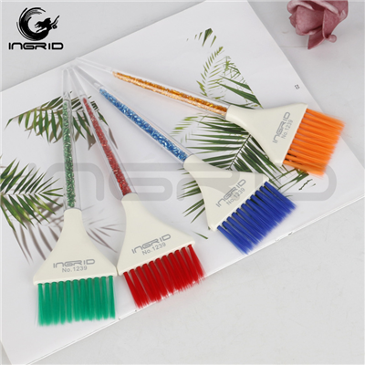 Cọ chổi chải vào thuốc nhuộm-uốn-ép tóc.